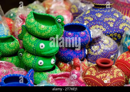 03 novembre 2023, Pune, Inde, un potier applique de la couleur sur des pots d'huile de faïence ou des diyas dans un atelier, avant le prochain festival Diwali, Banque D'Images