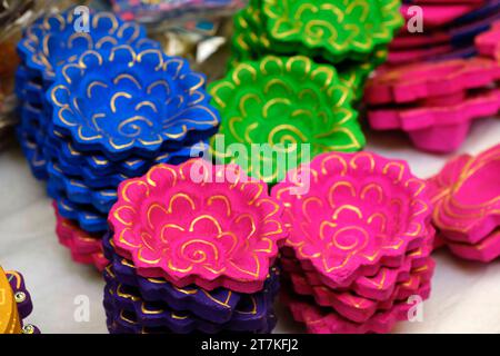 03 novembre 2023, Pune, Inde, un potier applique de la couleur sur des pots d'huile de faïence ou des diyas dans un atelier, avant le prochain festival Diwali, Banque D'Images