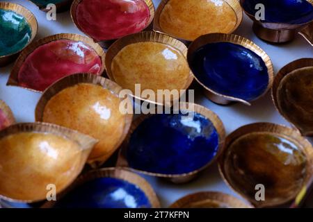 03 novembre 2023, Pune, Inde, un potier applique de la couleur sur des pots d'huile de faïence ou des diyas dans un atelier, avant le prochain festival Diwali, Banque D'Images