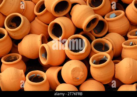 03 novembre 2023, Pune, Inde, un potier applique de la couleur sur des pots d'huile de faïence ou des diyas dans un atelier, avant le prochain festival Diwali, Banque D'Images