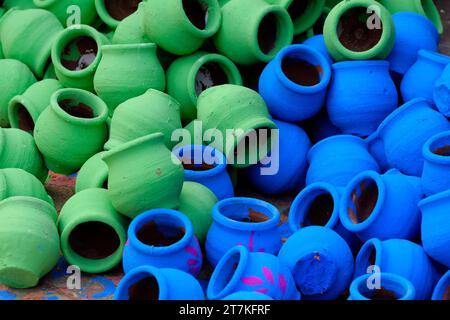 03 novembre 2023, Pune, Inde, un potier applique de la couleur sur des pots d'huile de faïence ou des diyas dans un atelier, avant le prochain festival Diwali, Banque D'Images