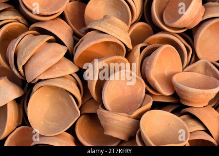 03 novembre 2023, Pune, Inde, un potier applique de la couleur sur des pots d'huile de faïence ou des diyas dans un atelier, avant le prochain festival Diwali, Banque D'Images