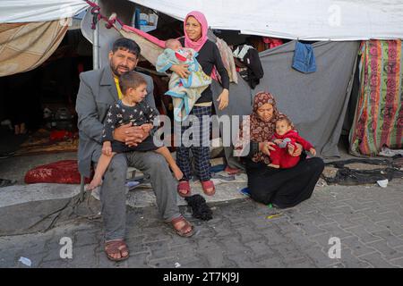 Gaza. 16 novembre 2023. Des Palestiniens déplacés sont vus dans un abri temporaire converti d’une école du centre de la bande de Gaza, le 16 novembre 2023. Crédit : Rizek Abdeljawad/Xinhua/Alamy Live News Banque D'Images