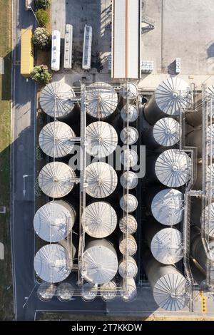 Documentation photographique aérienne de quelques silos industriels Banque D'Images