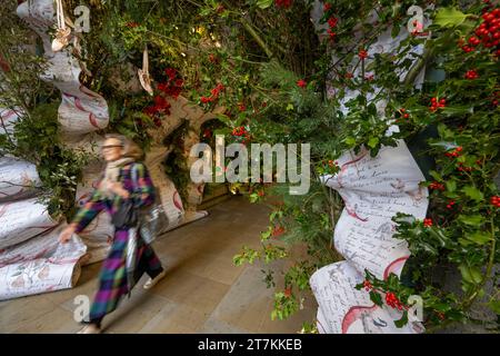 Londres, Royaume-Uni. 16 novembre 2023. Des décorations festives sont installées au Duke of York Square près de King’s Road à Chelsea, à Londres. Crédit : Malcolm Park/Alamy Live News Banque D'Images