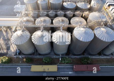 Documentation photographique aérienne de quelques silos industriels Banque D'Images