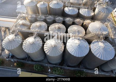 Documentation photographique aérienne de quelques silos industriels Banque D'Images