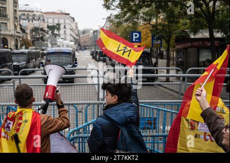 Madrid, Espagne. 16 novembre 2023. Les gens protestent devant le Congrès des députés alors que le débat parlementaire est en cours pour le vote pour élire le prochain président de l'Espagne. Les gens se sont rassemblés devant le Congrès des députés pour protester contre le gouvernement et l'accord d'amnistie pour les dirigeants séparatistes catalans qui est inclus dans l'accord qui a garanti l'investiture du candidat socialiste Pedro Sanchez, qui a finalement été élu président de l'Espagne aujourd'hui. Crédit : Marcos del Mazo/Alamy Live News Banque D'Images