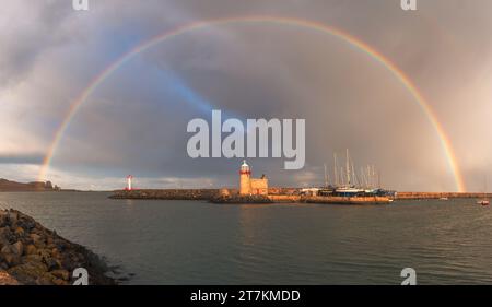 Panorama d'un arc-en-ciel au-dessus du phare de Howth un soir de mi-octobre Banque D'Images