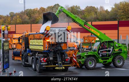 Chemnitz, Allemagne. 16 novembre 2023. Un véhicule de grenaillage du dépôt de maintenance de l'autoroute de Chemnitz est chargé de sel. Les services d'entretien des autoroutes de la Saxe sont bien préparés pour l'hiver à venir. Pour maintenir la circulation sur les plus de 500 kilomètres d'autoroute dans le gel et la neige, 64 véhicules et un bon 230 employés sont en attente. Cela comprend également un stock de plus de 15 000 tonnes de sel de voirie. Crédit : Hendrik Schmidt/dpa/Alamy Live News Banque D'Images