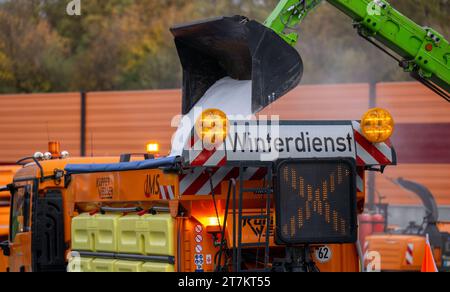 Chemnitz, Allemagne. 16 novembre 2023. Un véhicule de grenaillage du dépôt de maintenance de l'autoroute de Chemnitz est chargé de sel. Les services d'entretien des autoroutes de la Saxe sont bien préparés pour l'hiver à venir. Pour maintenir la circulation sur les plus de 500 kilomètres d'autoroute dans le gel et la neige, 64 véhicules et un bon 230 employés sont en attente. Cela comprend également un stock de plus de 15 000 tonnes de sel de voirie. Crédit : Hendrik Schmidt/dpa/Alamy Live News Banque D'Images