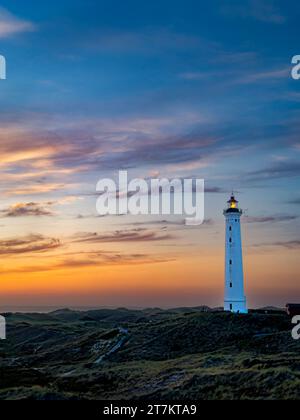 Coucher de soleil au phare Lyngvig FYR près de Hvide Sande au Danemark. Banque D'Images