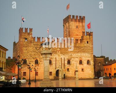 Imposant château médiéval encore en parfait état sur la place de Marostica. square célèbre pour le jeu d'échecs. Architecture historique illuminée Banque D'Images