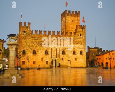 Imposant château médiéval encore en parfait état sur la place de Marostica. square célèbre pour le jeu d'échecs. Architecture historique illuminée Banque D'Images