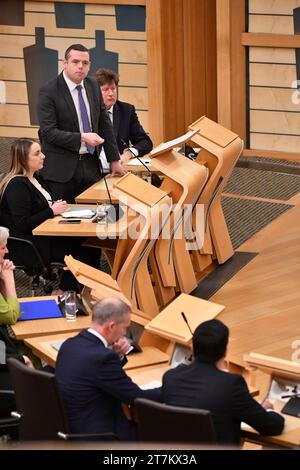 Édimbourg, Écosse, Royaume-Uni. 16 novembre 2023. PHOTO : Michael Matheson MSP, secrétaire du Cabinet écossais pour le rétablissement, la santé et la protection sociale du NHS, fait une déclaration personnelle à la chambre à l'intérieur de Holyrood au Parlement écossais. Il est alors costed par un grand groupe de médias en attente de journalistes, de photographes et d'équipes de télévision. Crédit : Colin D Fisher crédit : Colin Fisher/Alamy Live News Banque D'Images