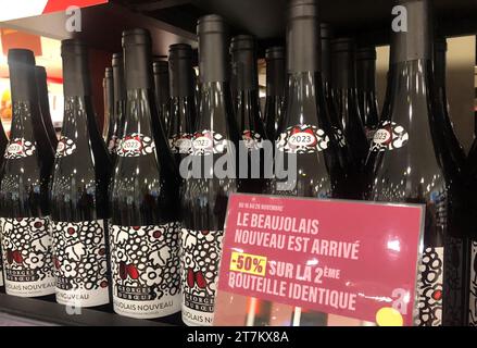 Paris, France. 16 novembre 2023. Des bouteilles de vin Beaujolais nouveau se trouvent sur une étagère de supermarché. Le premier vin de l’année du Beaujolais est arrivé à Paris tôt jeudi (16.11.2023). Avec « le Beaujolais nouveau est arrivé », les amateurs de vin célèbrent un rituel célébré depuis des décennies. (À dpa : ''le Beaujolais nouveau est arrivé' - la France célèbre le jeune vin ') crédit : Michael Evers/dpa/Alamy Live News Banque D'Images