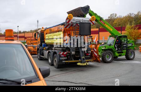 Chemnitz, Allemagne. 16 novembre 2023. Un véhicule de grenaillage du dépôt de maintenance de l'autoroute de Chemnitz est chargé de sel. Les services d'entretien des autoroutes de la Saxe sont bien préparés pour l'hiver à venir. Pour maintenir la circulation sur les plus de 500 kilomètres d'autoroute dans le gel et la neige, 64 véhicules et un bon 230 employés sont en attente. Cela comprend également un stock de plus de 15 000 tonnes de sel de voirie. Crédit : Hendrik Schmidt/dpa/Alamy Live News Banque D'Images