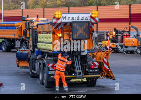 Chemnitz, Allemagne. 16 novembre 2023. Un véhicule grincheux se trouve dans la cour du dépôt d'entretien de l'autoroute à Chemnitz. Les dépôts d'entretien des autoroutes de la Saxe sont bien préparés pour l'hiver à venir. Pour maintenir la circulation sur les plus de 500 kilomètres d'autoroute dans le gel et la neige, 64 véhicules et un bon 230 employés sont en attente. Cela comprend également un stock de plus de 15 000 tonnes de sel de voirie. Crédit : Hendrik Schmidt/dpa/Alamy Live News Banque D'Images