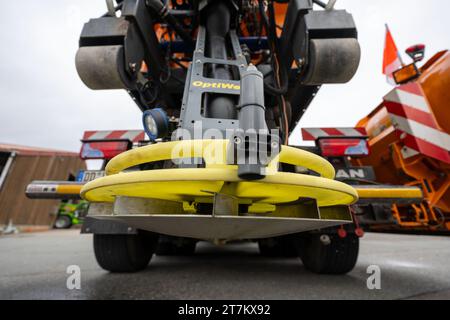 Chemnitz, Allemagne. 16 novembre 2023. Un véhicule grincheux se trouve dans la cour du dépôt d'entretien de l'autoroute à Chemnitz. Les dépôts d'entretien des autoroutes de la Saxe sont bien préparés pour l'hiver à venir. Pour maintenir la circulation sur les plus de 500 kilomètres d'autoroute dans le gel et la neige, 64 véhicules et un bon 230 employés sont en attente. Cela comprend également un stock de plus de 15 000 tonnes de sel de voirie. Crédit : Hendrik Schmidt/dpa/Alamy Live News Banque D'Images