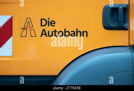 Chemnitz, Allemagne. 16 novembre 2023. "L'autoroute" est écrit sur la porte d'un véhicule du dépôt d'entretien de l'autoroute à Chemnitz. Les dépôts d'entretien des autoroutes de la Saxe sont bien préparés pour l'hiver à venir. Pour maintenir la circulation sur les plus de 500 kilomètres d'autoroute dans le gel et la neige, 64 véhicules et un bon 230 employés sont en attente. Cela comprend également un stock de plus de 15 000 tonnes de sel de voirie. Crédit : Hendrik Schmidt/dpa/Alamy Live News Banque D'Images