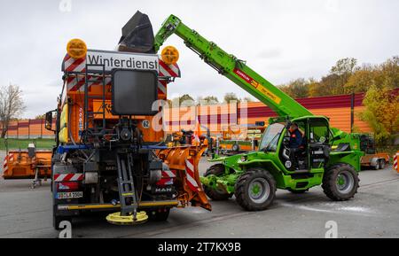 Chemnitz, Allemagne. 16 novembre 2023. Un véhicule de grenaillage du dépôt de maintenance de l'autoroute de Chemnitz est chargé de sel. Les services d'entretien des autoroutes de la Saxe sont bien préparés pour l'hiver à venir. Pour maintenir la circulation sur les plus de 500 kilomètres d'autoroute dans le gel et la neige, 64 véhicules et un bon 230 employés sont en attente. Cela comprend également un stock de plus de 15 000 tonnes de sel de voirie. Crédit : Hendrik Schmidt/dpa/Alamy Live News Banque D'Images