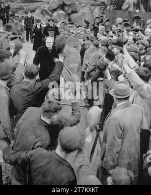 Winston Churchill parcourt les rues de Plymouth à la suite de lourds raids aériens de la Luftwaffe en mars 1941, pendant la Seconde Guerre mondiale. Banque D'Images