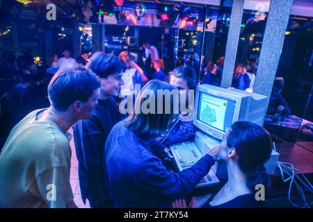 Erstes Münchner Internetcafe, Oktober 1995 Deutschland, München, 21.10.1995, erstes Münchener Internet CafÃ, Gäste, InternetcafÃ vor dem Bildschirm, computer ist online, an jedem Tisch befand sich ein computer, Anfänge des Internet, Online, aufgerufen ist die karte der deutschen WWW-Server, Browser ist gang Netscape, Netscape Interkostenlos Cafe Internetcafe, Internet-Cafe galt damals als neue variante der Erlebnisgastronomie, es war eine Mischung aus disco mit Tanzfläche hier : im hintergrund, Gaststätte mit Essen und Trinken und dem neuen Internet-Zugang über die an Banque D'Images