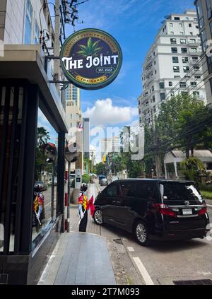 Un magasin de cannabis nouvellement légalisé à Bangkok, Thaïlande. Le cannabis, ou ganja comme on l'appelle en Thaïlande, a été complètement légalisé en juin 2022 donnant le c Banque D'Images