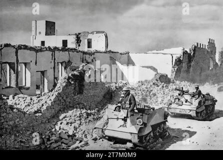 Les forces blindées britanniques avancées entrent dans le fort Capuzzo, au sud de Bardia en Libye pendant la Seconde Guerre mondiale le 16 décembre 1940. Banque D'Images
