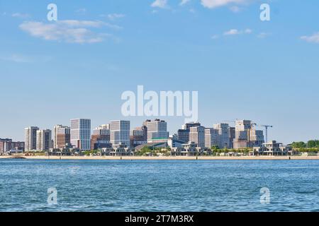 Bâtiments modernes du quartier résidentiel Novo-Savinsky du côté de la rivière Kazanka, Kazan, Russie Banque D'Images