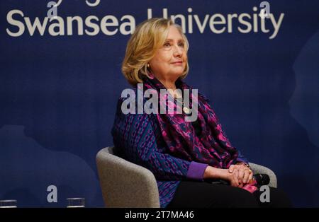 Hilary Clinton lors d’une conversation sur les défis mondiaux actuels et l’importance d’engager les jeunes dans des rôles de leadership au Great Hall du campus de la baie de l’Université Swansea. Date de la photo : jeudi 16 novembre 2023. Banque D'Images