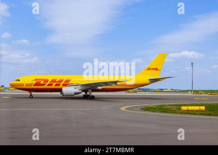 27 avril 2023 Autriche, vie Vienne se prépare pour le départ sur la piste de l'avion DHL Airbus A300-600F à l'aéroport de Vienne vie en Autriche Banque D'Images