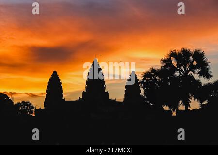 Angor Wat à l'aube, silhouette de temple, complexe de temple bouddhiste au Cambodge. Banque D'Images