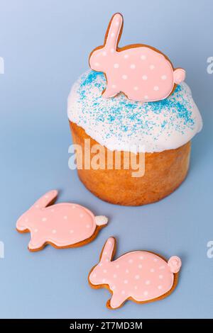 Gros plan de mignons pains d'épices roses sous la forme d'un lapin sur le gâteau de Pâques Banque D'Images