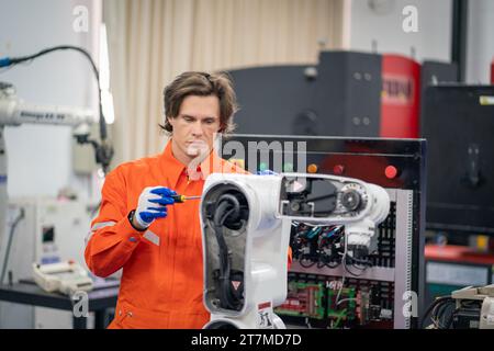 Machine de bras robotisé de soudage automatique d'ingénierie de maintenance à la ligne de production dans l'usine d'industrie. Banque D'Images