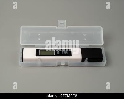 Testeur de qualité de l'eau sur fond gris. Dispositif pour mesurer la qualité de l'eau. Banque D'Images