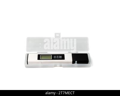 Testeur de qualité de l'eau sur fond blanc. Dispositif pour mesurer la qualité de l'eau. Banque D'Images