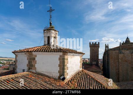 Europe, Espagne, Estrémadure, Cáceres, l'église de San Francisco Javier (église du sang précieux) montrant le toit avec Tour et Crucifix Banque D'Images