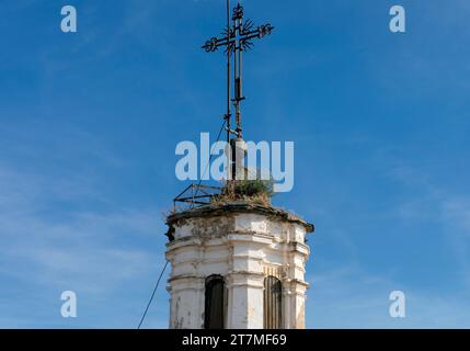 Europe, Espagne, Estrémadure, Cáceres, l'église de San Francisco Javier (église du sang précieux) montrant la tour sur le toit et Crucifix Banque D'Images