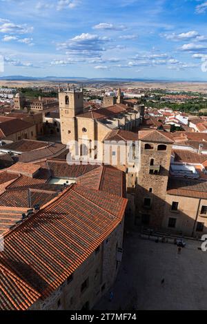 Europe, Espagne, Estrémadure, Cáceres, vues de la Tour de l'église de San Francisco Javier à travers la vieille ville avec toits et monuments Banque D'Images