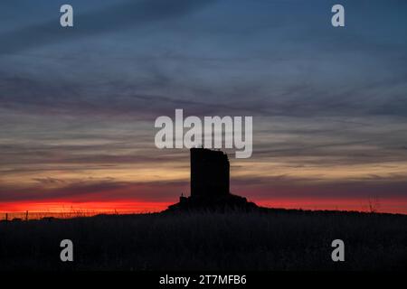 Europe, Espagne, Estrémadure, Malpartida de Cáceres, Tour du figuier (la Torre de la Higuera) au crépuscule Banque D'Images