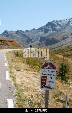 Route vers le Col d'Angel à la frontière entre la France et l'Italie Banque D'Images