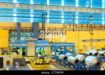 Machines et rouleaux d'aluminium dans un laminoir d'aluminium Banque D'Images