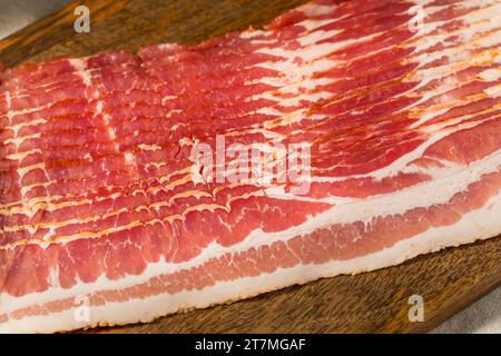 Bacon cru biologique rouge coupé en tranches Banque D'Images