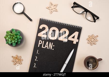 Objectifs de la nouvelle année 2024. Liste des tâches. Carnet vide au bureau avec décoration des fêtes. Vue de dessus. Création d'un plan, résolution. Nouvelle vie, Start Up, Beginning Banque D'Images