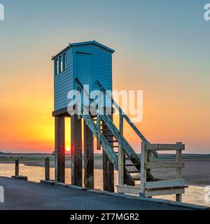 Refuge d'urgence Lindisfarne Causeway au coucher du soleil sur Lindisfarne, Northumberland, Angleterre, Royaume-Uni Banque D'Images