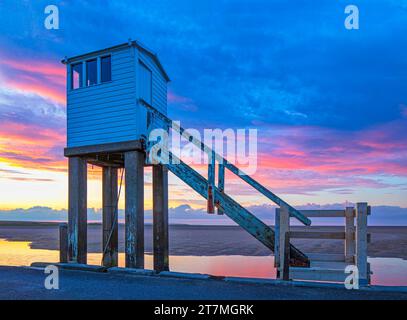 Refuge d'urgence Lindisfarne Causeway au coucher du soleil sur Lindisfarne, Northumberland, Angleterre, Royaume-Uni Banque D'Images