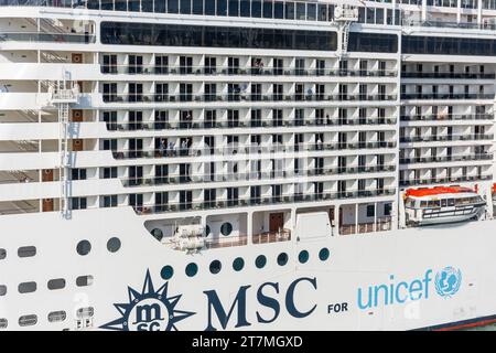 Cabines avec balcon sur le navire de croisière MSC Preziosa dans le port de Southampton , Southampton, Hampshire, Angleterre, Royaume-Uni Banque D'Images