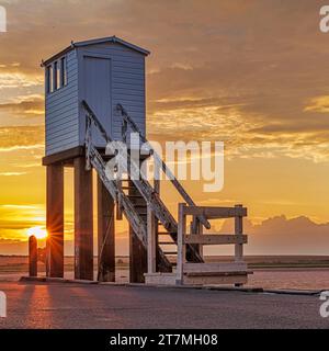 Refuge d'urgence Lindisfarne Causeway au coucher du soleil sur Lindisfarne, Northumberland, Angleterre, Royaume-Uni Banque D'Images