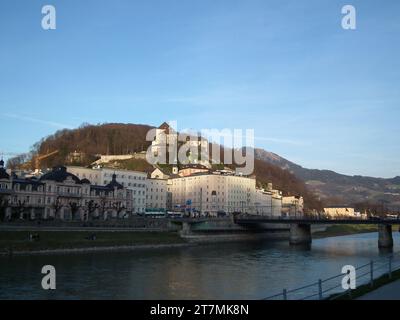 Une vue panoramique de Salzbourg avec des bâtiments historiques le long de la rive Banque D'Images